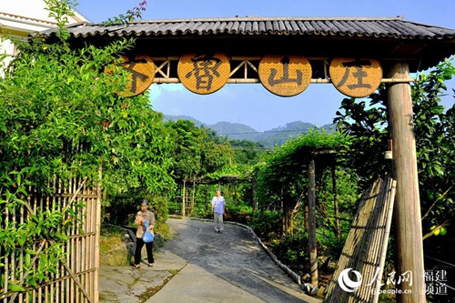 老人在休闲式养老机构内体验田园生活。 吴隆重摄于福州齐鲁山庄