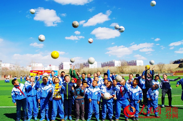巴里坤县一中学生飞起的足球梦(吴红军 摄)