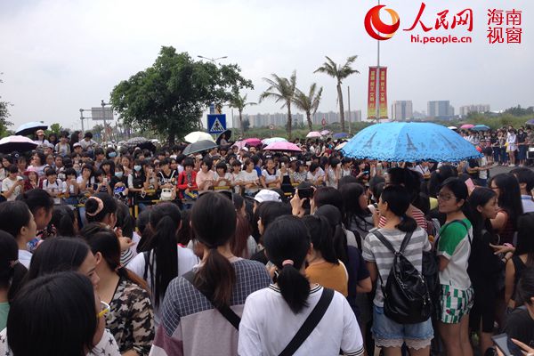 海口冯小刚电影公社门口大批粉丝聚集