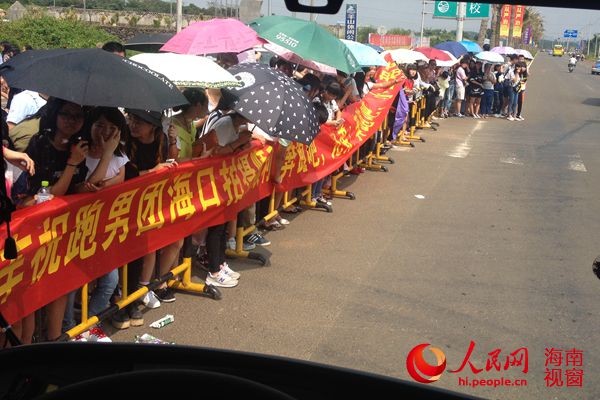 粉丝们拉起横幅欢迎“跑男”们的到来