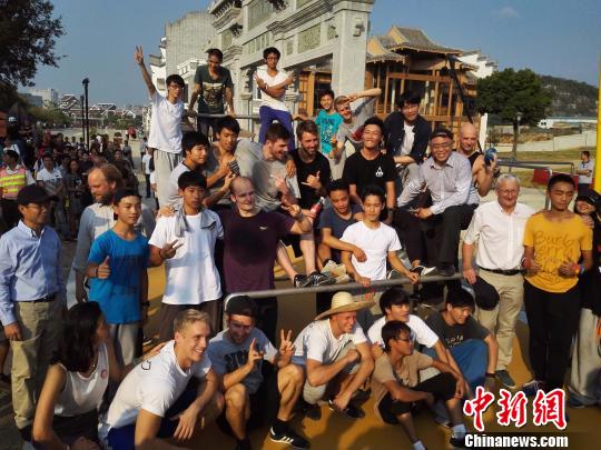 中丹两国跑酷爱好者广西柳州上演惊险动作引围