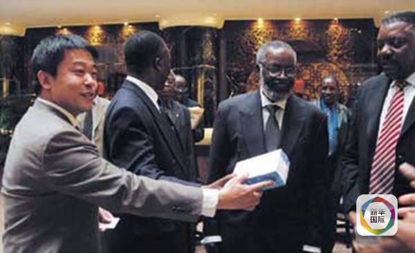 中国企业人员向非洲朋友推介青蒿素药物