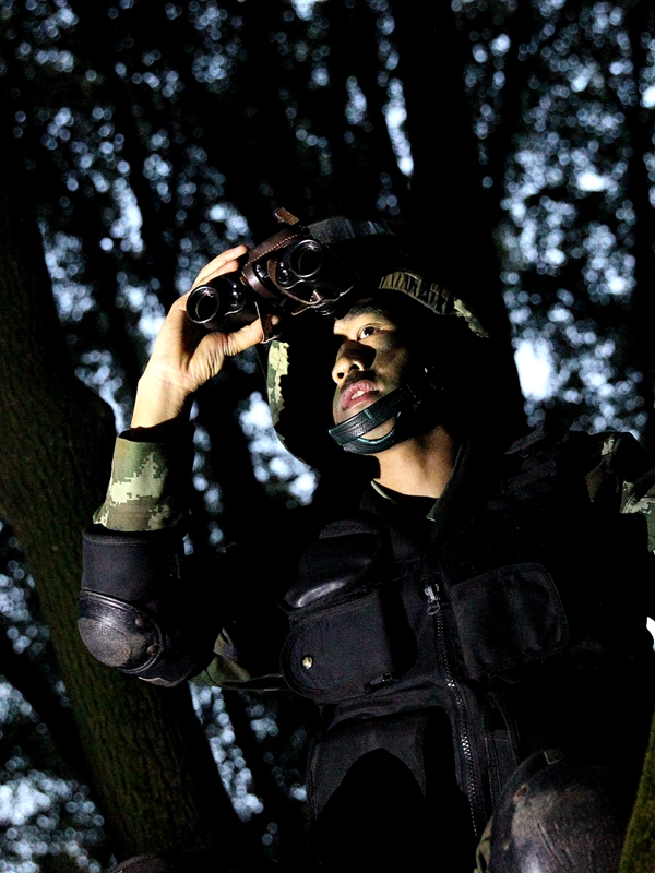 10月25日,武警特战队员张雪钢在丛林夜战中进行抵近侦察。新华社记者 陈飞 摄