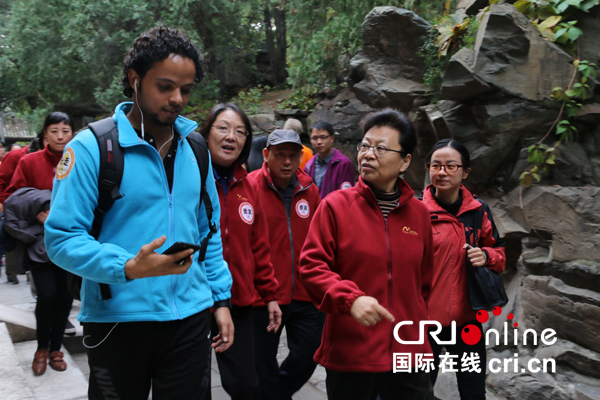 　北京市人民对外友好协会会长吕锡文与留学生在长走中交谈 摄影：宁菁菁