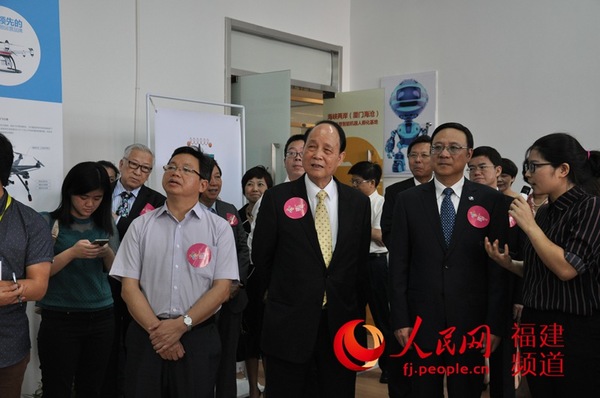 大陆海协会常务副会长郑立中和台湾海基会董事长林中森走访两岸青年创业基地