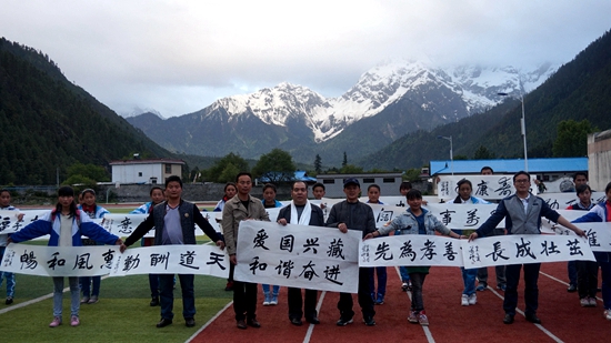 图为樊学礼在波密县中学为学生现场书写爱国敬业