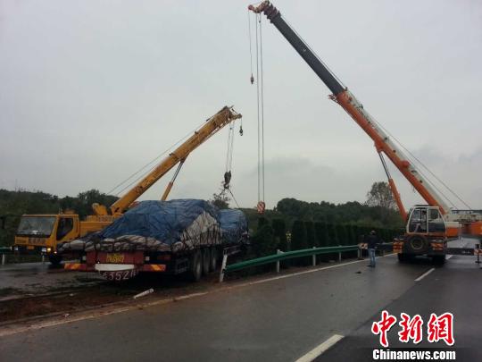 沪蓉高速当阳段3挂车连撞护栏致交通堵塞4公