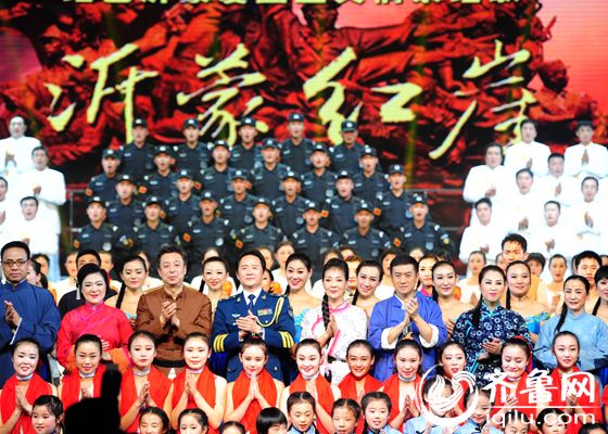 10月25日，红色沂蒙爱国主义情景组歌《沂蒙红崖》在北京民族剧院上演，1000余名观众共同观看一场集视听享受与精神洗礼于一身的艺术盛宴。（齐鲁网记者 张伟 摄）