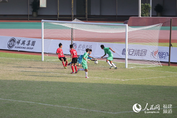 广州队射门,乌鲁木齐队门将扑救 邹家骅摄