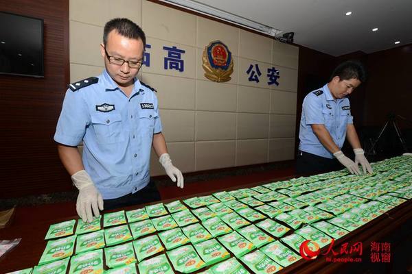 临高警方清点查获的新型毒品