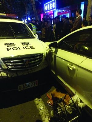 　　出事警车与一辆白色轿车顶在一起