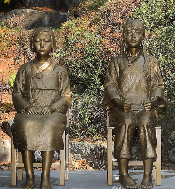 首尔一公园中的中韩慰安妇少女雕像（网页截图）