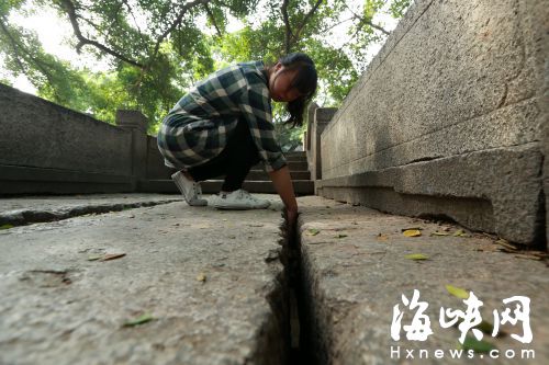 福州台江万寿桥石板间隙大 石梁太大无法运进