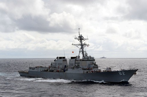资料图：闯入中国南海岛礁12海里的美军“拉森”号驱逐舰