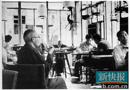 ■杜焕在茶楼演唱,远处中间弹筝者就是杜焕(荣鸿曾摄于1975年)