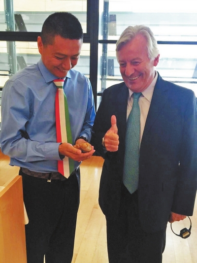 世博会特使FabrizioSala翘指赞叹