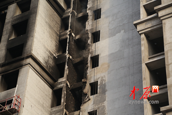  郑州 一 楼盘着火 被扑灭一小时后再次燃烧 1层烧