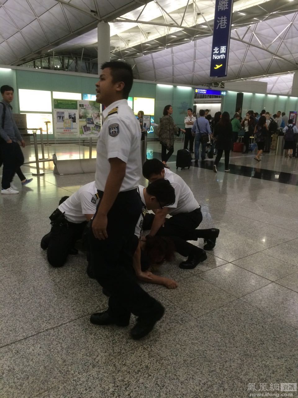 一女子在香港机场踢打安检员被按翻在地(组图)