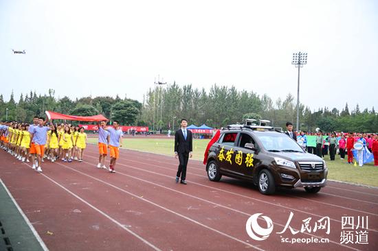 航拍飞行器 遥控飞机 无人驾驶汽车集体亮相高清图片