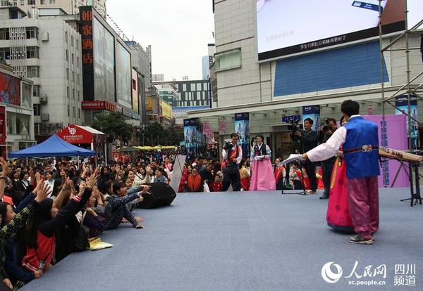 10月31日“江原道宣传周”活动现场，热情的市民。（朱虹 摄）