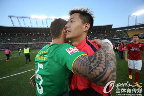 组图:恒大豪夺中超五连冠 球员场地内疯狂庆祝