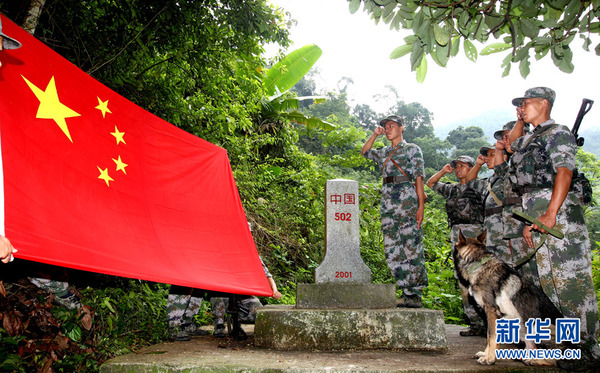 广西军区某边防团十连官兵们在国旗前宣誓将使命扛肩上。刘金鹏 摄