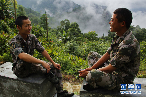 广西军区某边防团十连官兵们在“长城垛”上谈心。刘金鹏 摄