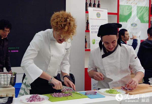 意大利驻重庆总领馆将意大利美食带到了菜博会现场,并在展馆设意大利展区。(王军 摄)