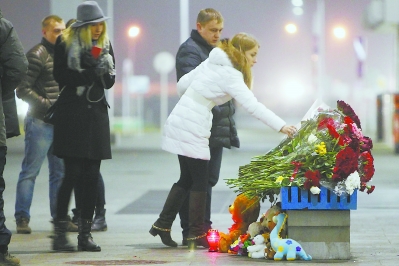 1日,人们来到俄罗斯圣彼得堡普尔科沃机场前献花,以悼念空难遇难者。