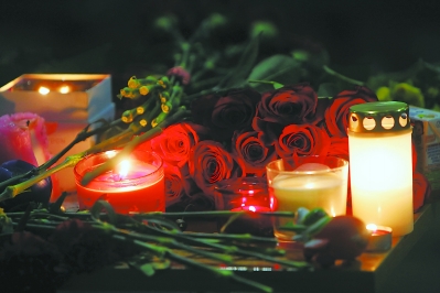 这是1日凌晨在俄罗斯圣彼得堡普尔科沃机场拍摄的人们献给遇难者的鲜花。