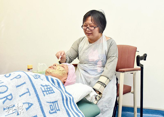 香港一医院开中风者美容班 助病人重拾自信|