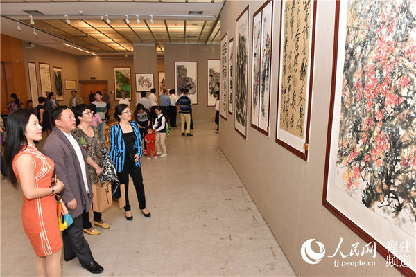 众多市民前来观展。 张天骄 摄