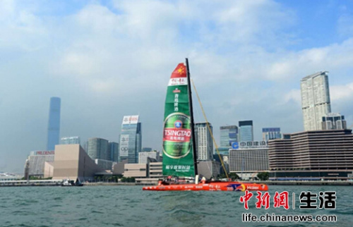 　　“中国·青岛”号帆船特有的“青岛啤酒风帆”驶进维多利亚港。