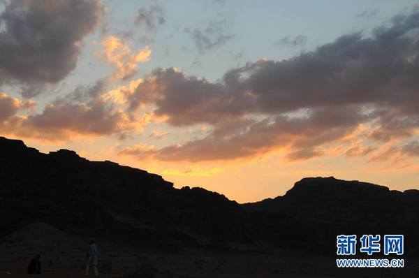 玫瑰沙漠落日。新华网记者程春香摄