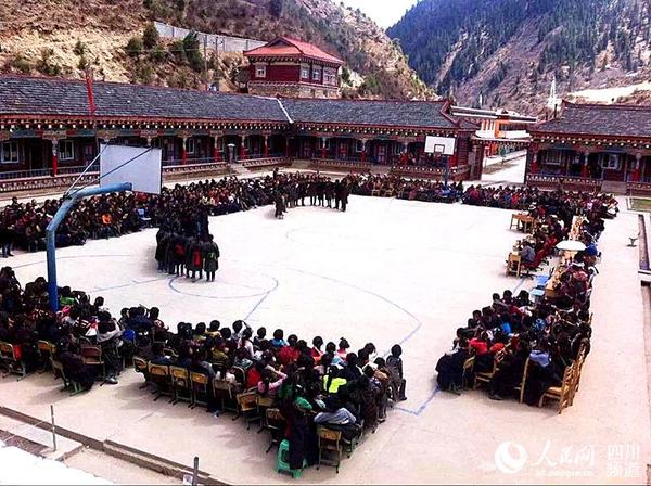 在降达小学内,来自周边村的孩子们接受更好的教育。(刘玉霞 摄)