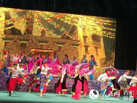 11月2日，“四川文华奖”舞台剧目展演评比已在四川省川剧院拉开帷幕,西南民族大学创排的话剧《尘埃落定》作为首场展演剧目上演。（四川省文化厅供图）