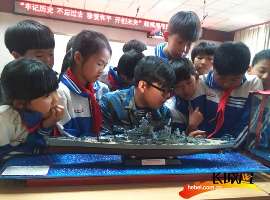 胡效禹老师为学生讲解舰船航模细节。