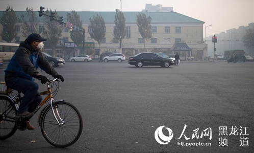 哈尔滨现雾霾天气。王波 摄