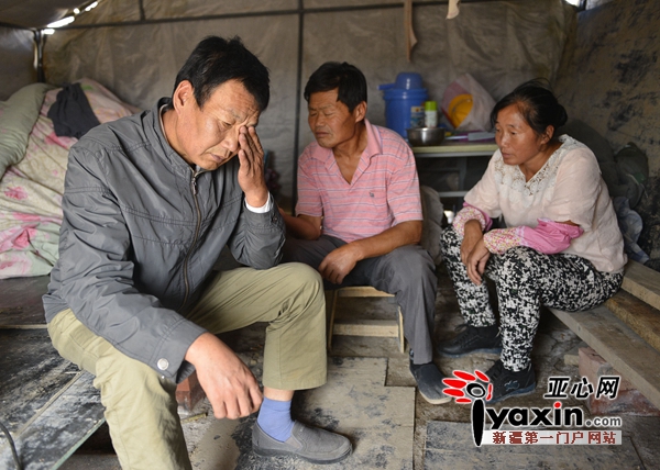 石河子玛管处跃进水库旁的工地停工后，工头们愁苦满面。