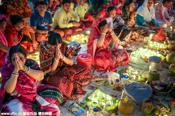 孟加拉国信徒燃灯祈祷 庆祝印度教节日|印度教