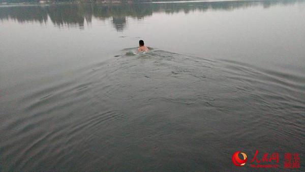 手机拍摄的襄阳公安处特警预备队民警周冬下水救人
