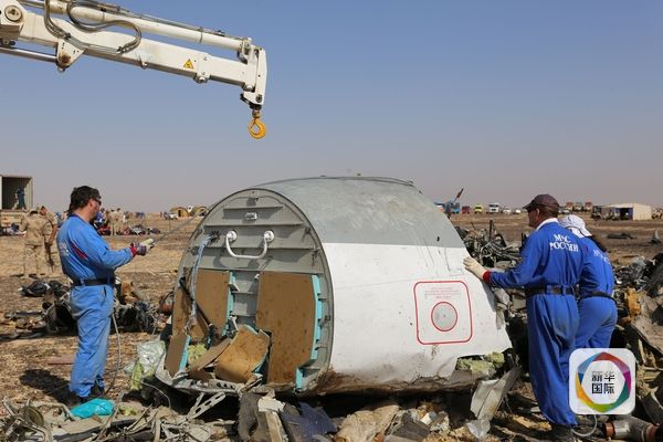 　　11月2日，俄罗斯紧急情况部人员在失事客机现场工作。（图片来源：新华／法新）