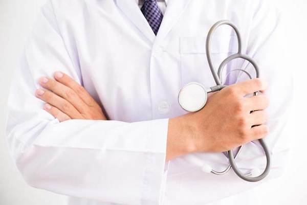 医师在医疗行为上，常常受到人格与品德的影响，如果严重违反医学伦理，不只会闹上新闻、吃官司，更会影响民众对医师的观感。图片来源：健康365