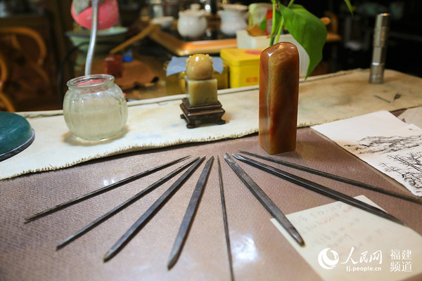 这八件趁手的工具，让刘雅凤把不起眼的石头变成一件件有生命力的艺术品 邹家骅摄