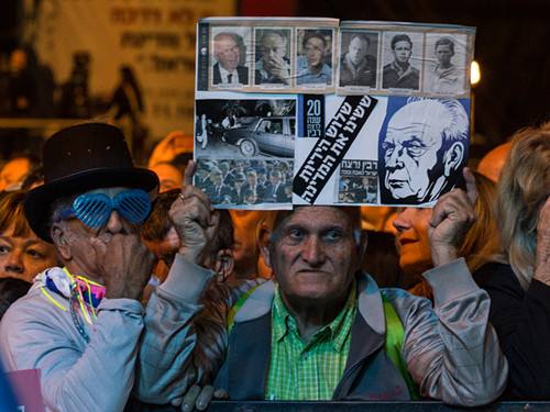 　　图为纪念拉宾遇刺20周年集会上的以色列民众（新华社记者李睿摄）