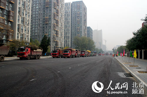 百子湾南路贯通施工现场。人民网 赵青 摄