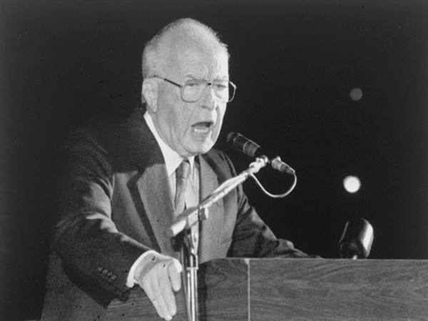 图为拉宾在遇刺前发表演讲(美联社照片)