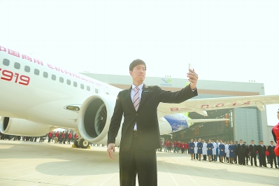 ①11月2日,刘翔亮相我国自主研制的C919大型客机下线仪式。