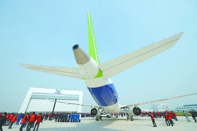 ③11月2日,我国自主研制的C919大型客机首架机,在中国商飞公司新建成的总装制造中心浦东基地厂房内正式下线。