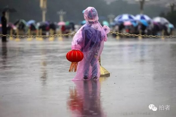 小孩子手提红灯笼在广场上寻找着什么。拍者 呜啦啦